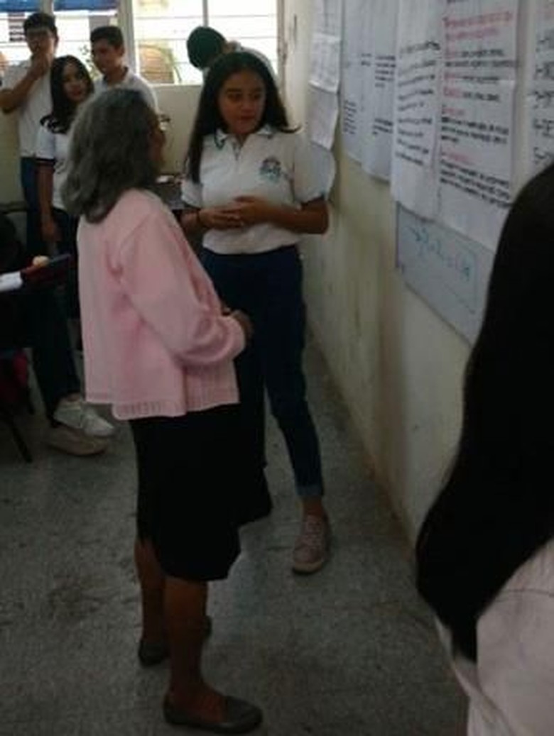 Foto: Dona Lupita, Nenek yang Masuk SMA di Usia 96 Tahun