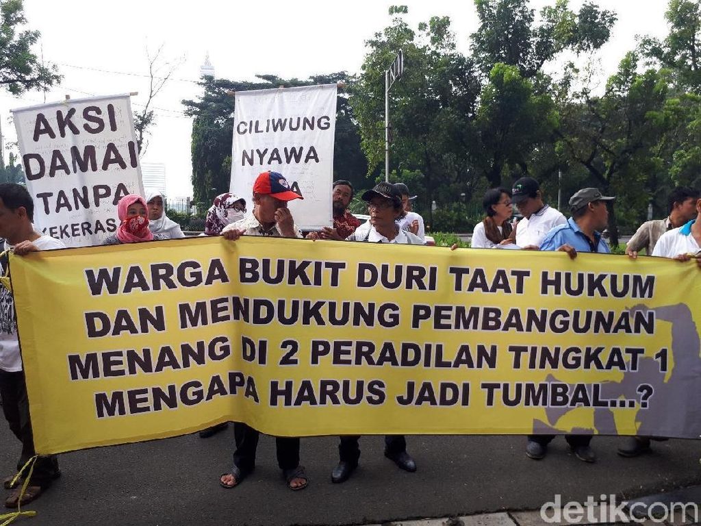 Minta Keadilan, Puluhan Warga Bukit Duri Demo di Depan MA