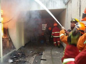 Rumah Semi Permanen di Lodaya Bandung Hangus Terbakar