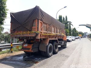 Sopir Truk yang Lolos Panik, Bagian Belakang Sempat Terangkat Sopir Truk yang Lolos Panik, Bagian Belakang Sempat Terangkat