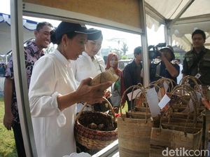 Rini Borong dan Bagikan 400 Telur Asin ke Petani Karawang