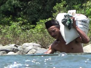 Jembatan Mangkrak, Warga Panggul Gabah Puluhan Kg Seberangi Sungai