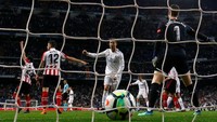 Satu-satunya bola yang tak bisa diadang Kepa sontekan tumit Ronaldo di menit ke-87 yang mengubah skor menjadi 1-1. (Foto: Susana Vera/Reuters)