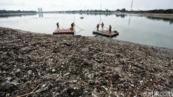 Sampah di Waduk Cincin Dibersihkan