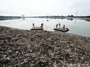 Sampah di Waduk Cincin Dibersihkan