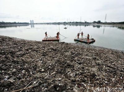 Sampah di Waduk Cincin Dibersihkan