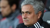 Meski MU menang, wajah Jose Mourinho sama sekali tak menunjukkan keriangan. (Warren Little/Getty Images)