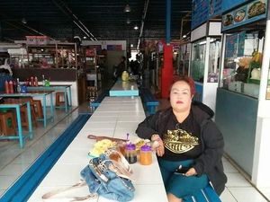 Kocak! 10 Pose Bude Sumiyati Si Bidadari Khayangan di Depan Warung Kelontong