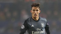 Alex Grimaldo menjadi pemain muda binaan La Masia yang dilepas Barca. Ia kini menjadi pemain penting Benfica dan memenangi banyak gelar di Portugal. (Foto: Michael Steele/Getty Images)