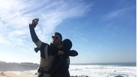 Candid Ronado-Georgina saat selfie di pantai ini juga membuktikan kemesraan antara keduanya. (Foto: dok. Instagram)