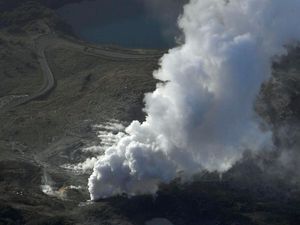 Penampakan Erupsi Gunung James Bond di Jepang