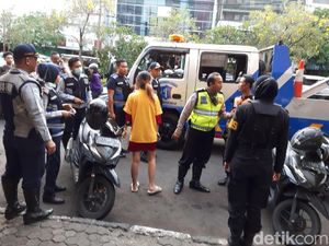 Gadis China yang Lari Hanya Berpiyama Dites Urine, Ini Hasilnya Gadis China yang Lari Hanya Berpiyama Dites Urine, Ini Hasilnya