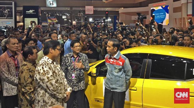 Presiden Jokowi dan Menperin Airlangga Hartarto di booth Toyota.