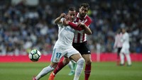 Los Blancos coba bangkit untuk mencari gol penyeimbang. Namun, pemain Bilbao terus mengadang laju mereka. (Foto: Gonzalo Arroyo Moreno/Getty Images)