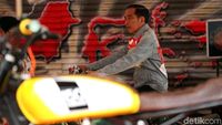 Gaya Jokowi Pakai Jaket Jins Viralnya Saat Buka IIMS