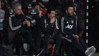 Bahkan saat Romelu Lukaku bikin gol kedua, kamera televisi yang menyorot ke arah Mourinho mempertunjukkan kalau manajer asal Portugal itu seakan-akan tidak terkesan. (REUTERS/Ian Walton)