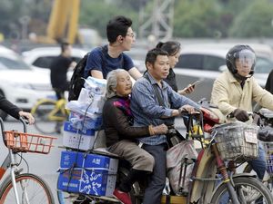 Kurir di China Selalu Ajak Serta Ibunda, Alasannya Bikin Terharu