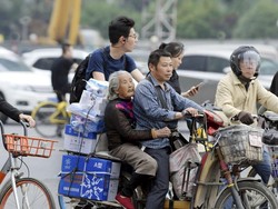 Kurir di China Selalu Ajak Serta Ibunda, Alasannya Bikin Terharu