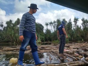 Usut Tuntas Siapa Pemilik Ribuan Kayu Tak Bertuan di Sungai Musi