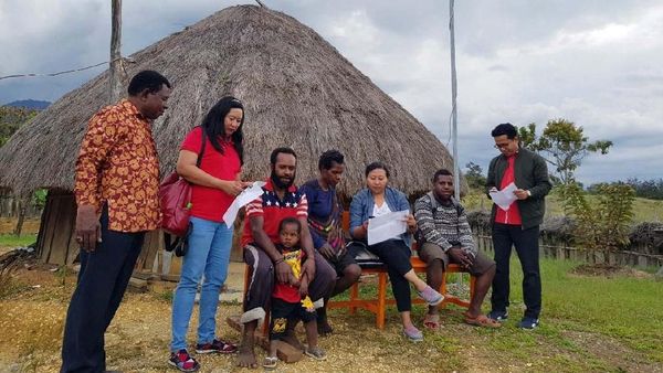 Jemput Bola Registrasi SIM Card Hingga Pelosok Desa