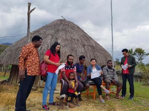 Jemput Bola Registrasi SIM Card Hingga Pelosok Desa