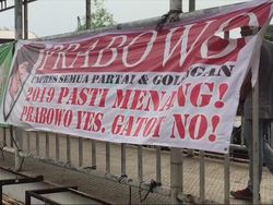 Video Spanduk Prabowo Yes, Gatot No! di Matraman