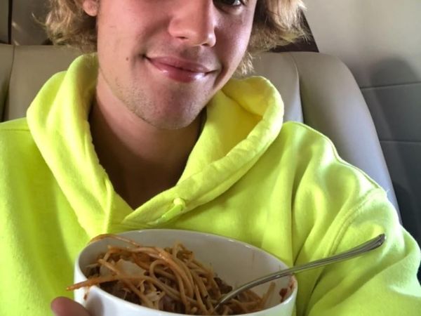 Belieber, Begini Gaya  Seru Justin Bieber Saat Masak dan Makan!