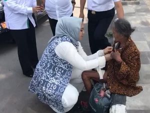 Aksi Bupati Cellica Memakaikan Baju ke Nenek Bugil di Cirebon