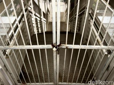 Belum Beroperasi, Halte CSW Masih Digembok