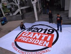 Polisi Selidiki Spanduk Raksasa #2019GantiPresiden di Depan Masjid