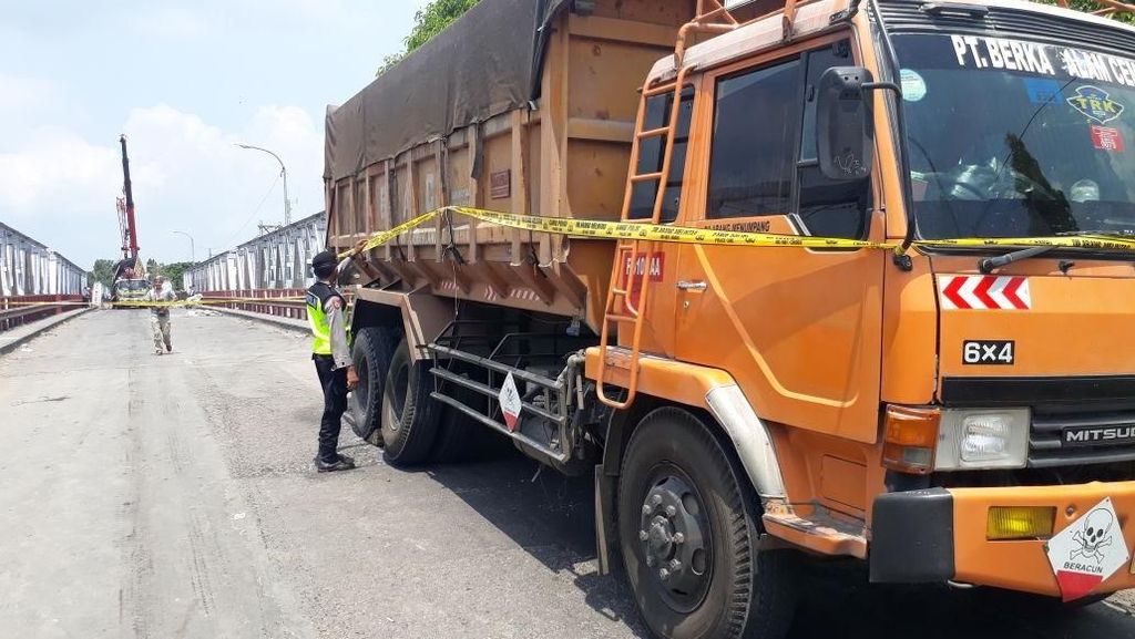 Foto: Ini Satu-satunya Truk yang Lolos saat Jembatan Babat Ambrol Foto: Ini Satu-satunya Truk yang Lolos saat Jembatan Babat Ambrol