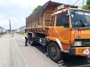 Foto: Ini Satu-satunya Truk yang Lolos saat Jembatan Babat Ambrol Foto: Ini Satu-satunya Truk yang Lolos saat Jembatan Babat Ambrol
