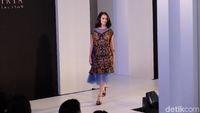 Atiqah Hasiholan Vs Ayu Dewi di Catwalk, Siapa Favoritmu?  