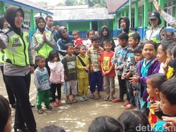 Ketika Polwan Cantik Ajak Anak-anak Korban Gempa Nyanyi Bareng