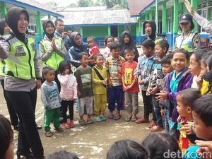 Ketika Polwan Cantik Ajak Anak-anak Korban Gempa Nyanyi Bareng Ketika Polwan Cantik Ajak Anak-anak Korban Gempa Nyanyi Bareng