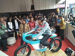 Jokowi Iseng Coba Motor Gibran