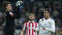 Kepa Arrizabalaga menjadi momok untuk Real Madrid. Kiper 23 tahun itu membuat sembilan penyelamatan dari 10 tembakan Madrid yang mengarah ke target. (Foto: Gonzalo Arroyo Moreno/Getty Images)