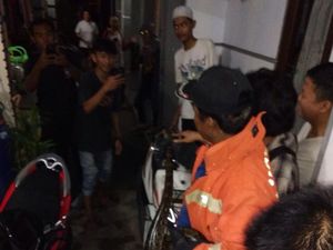 Bikin Kaget, Sanca 3 Meter Ngumpet di Teras Rumah Pasar Rebo
