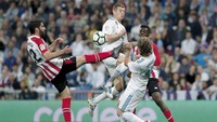 Duel-duel sengit terjadi di lini tengah. (Foto: Gonzalo Arroyo Moreno/Getty Images)