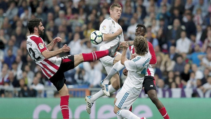 MADRID, SPAIN - APRIL 18: Raul Garcia (L) of Athletic Club competes for the ball with Toni Kroos (2ndR) of Real Madrid CF and his teammate Luka Modric (2ndR) during the La Liga match between Real Madrid CF and Athletic Club de Bilbao at Estadio Santiago Bernabeu on April 18, 2018 in Madrid, Spain. (Photo by Gonzalo Arroyo Moreno/Getty Images)