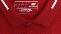 Produsen olahraga asal Amerika Serikat New Balance masih jadi penyuplai Liverpool. Liverpool kembali mengenakan dua kancing untuk menutup kerah bagian atas. (Instagram @liverpoolfc)