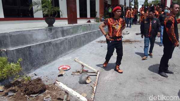 Foto: Rombongan Massa Berbaju Merah Loreng Hitam Rusak Pengadilan