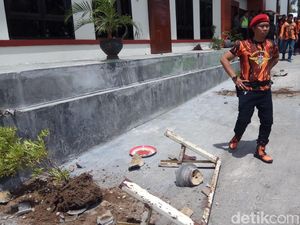 Foto: Rombongan Massa Berbaju Merah Loreng Hitam Rusak Pengadilan Foto: Rombongan Massa Berbaju Merah Loreng Hitam Rusak Pengadilan