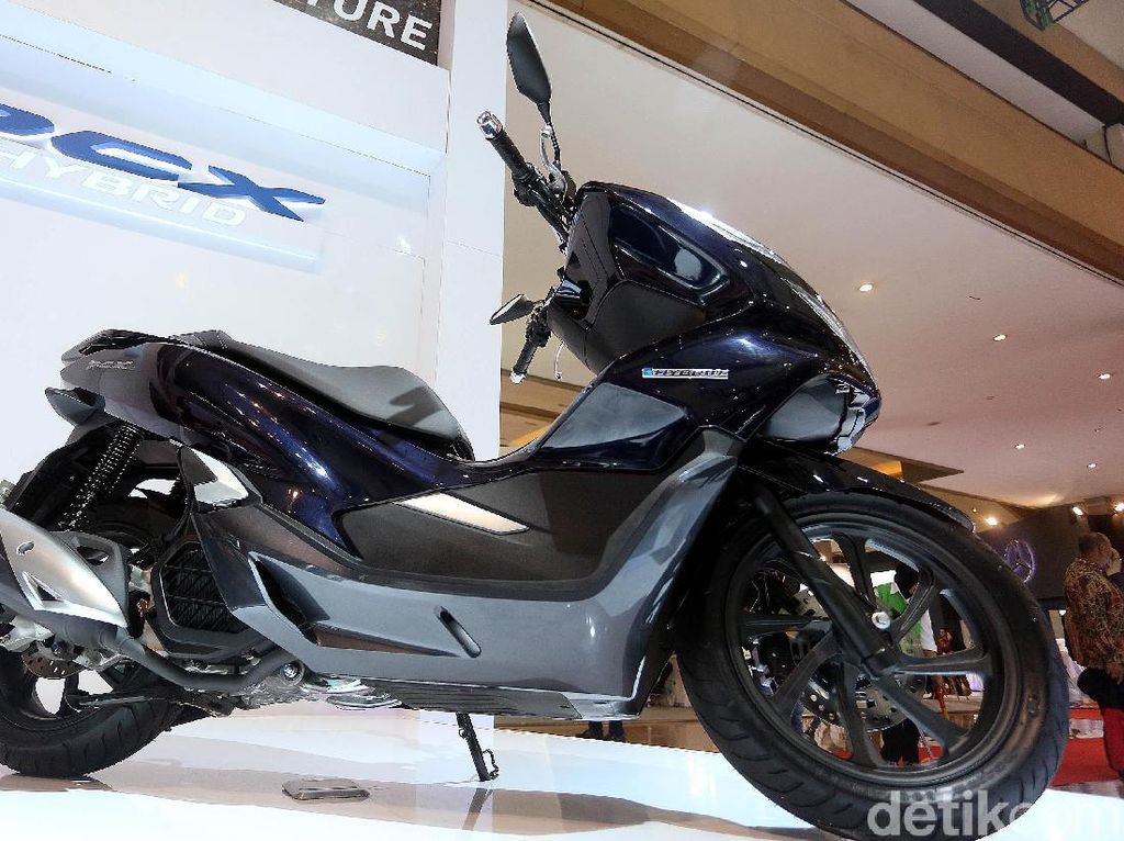 Puluhan Orang Antre Beli Motor Hybrid Pertama di Indonesia Puluhan Orang Antre Beli Motor Hybrid Pertama di Indonesia