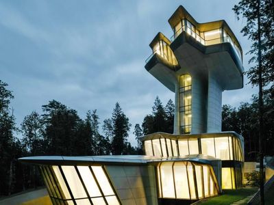 Keren! Rumah Mirip Pesawat Luar Angkasa Mendarat di Tengah Hutan