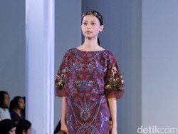 Sentuhan Kekinian Mel Ahyar di Koleksi Batik Warisan Iwan Tirta