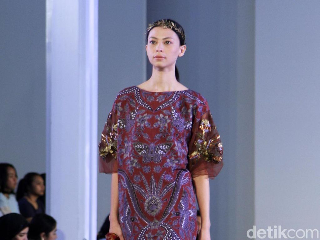 Sentuhan Kekinian Mel Ahyar di Koleksi Batik Warisan Iwan Tirta Sentuhan Kekinian Mel Ahyar di Koleksi Batik Warisan Iwan Tirta