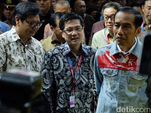 Berjaket Bak Dilan, Jokowi Tinjau Pameran IIMS 2018