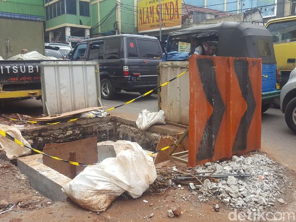 Penampakan Galian Kabel yang Bikin Tanah Abang Makin Macet