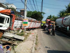 3 Truk Kecelakaan di Jalur Alternatif Pasca-Jembatan Babat Ambrol